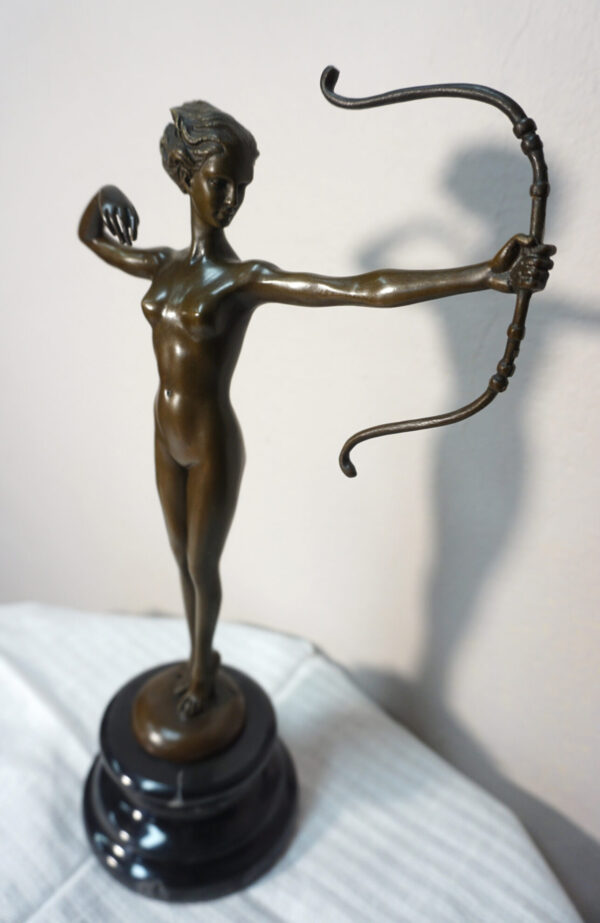 FIGURA Z BRĄZU DIANA BOGINI Z ŁUKIEM