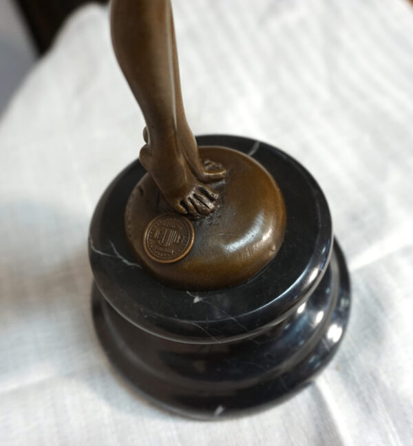 FIGURA Z BRĄZU DIANA BOGINI Z ŁUKIEM