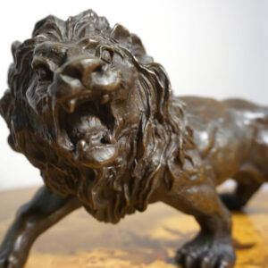 FIGURA Z BRĄZU GROŹNY LEW