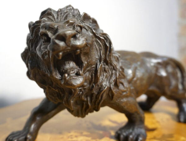 FIGURA Z BRĄZU GROŹNY LEW