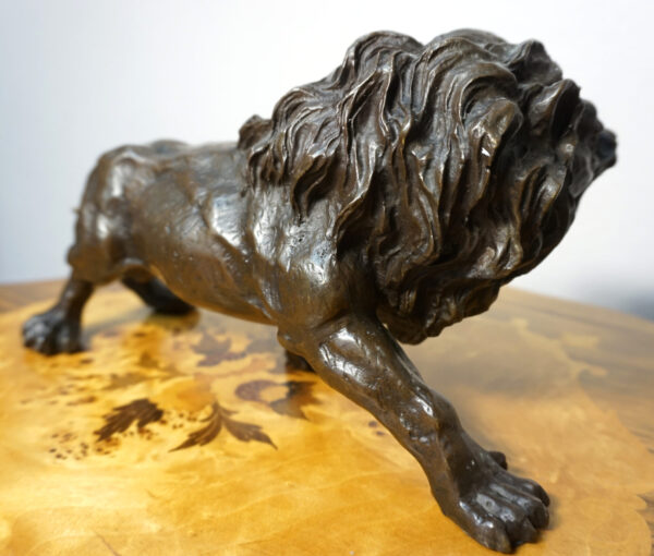 FIGURA Z BRĄZU GROŹNY LEW