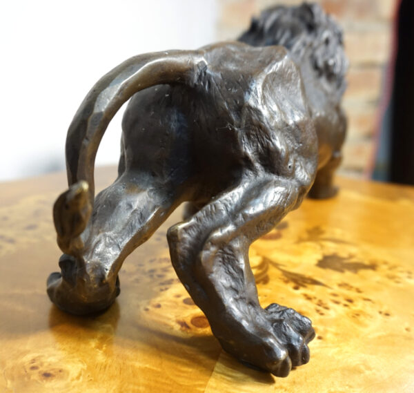 FIGURA Z BRĄZU GROŹNY LEW