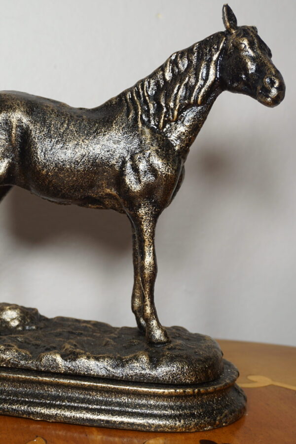 DOSTOJNY KOŃ Z ŻELIWA