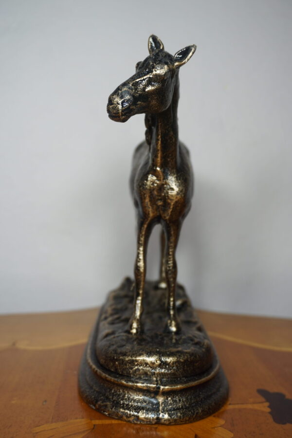 DOSTOJNY KOŃ Z ŻELIWA