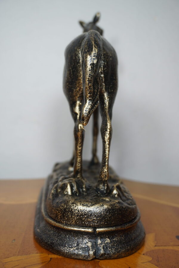 DOSTOJNY KOŃ Z ŻELIWA