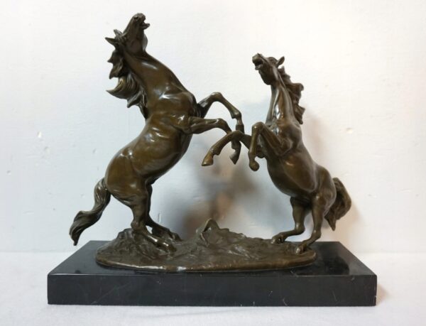 WALCZĄCE DZIKIE KONIE STOJĄCE NA TYLNYCH KOPYTACH FIGURA Z BRĄZU !!