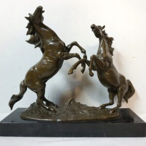WALCZĄCE DZIKIE KONIE STOJĄCE NA TYLNYCH KOPYTACH FIGURA Z BRĄZU !!