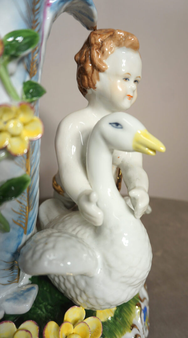 PORCELANOWY WAZON DONICZKA CHŁOPCZYK Z GĘSIĄ