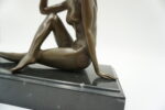 FIGURA Z BRĄZU AKT NAGA SIEDZĄCA KOBIETA