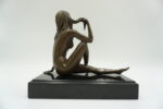 FIGURA Z BRĄZU AKT NAGA SIEDZĄCA KOBIETA