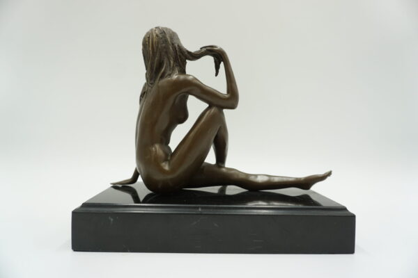 FIGURA Z BRĄZU AKT NAGA SIEDZĄCA KOBIETA