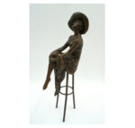 FIGURA Z BRĄZU KOBIETA NA KRZEŚLE BAROWYM