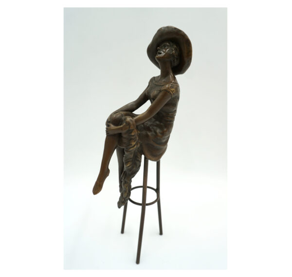 FIGURA Z BRĄZU KOBIETA NA KRZEŚLE BAROWYM