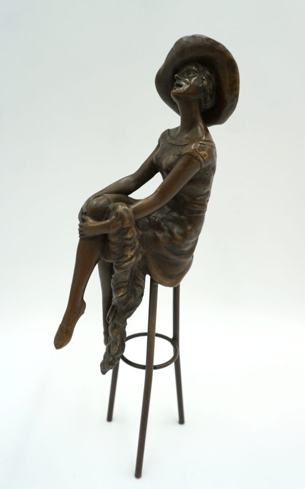 FIGURA Z BRĄZU KOBIETA NA KRZEŚLE BAROWYM