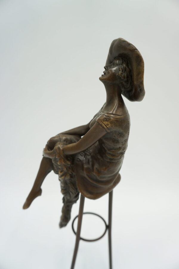 FIGURA Z BRĄZU KOBIETA NA KRZEŚLE BAROWYM