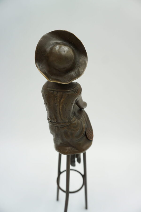 FIGURA Z BRĄZU KOBIETA NA KRZEŚLE BAROWYM