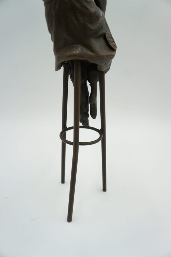 FIGURA Z BRĄZU KOBIETA NA KRZEŚLE BAROWYM