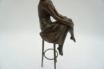 FIGURA Z BRĄZU KOBIETA NA KRZEŚLE BAROWYM
