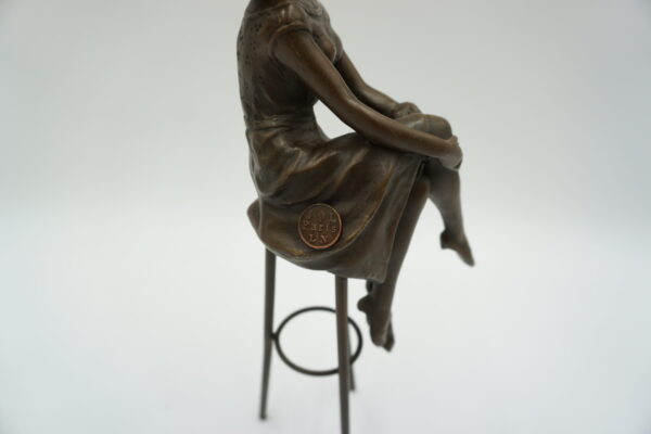 FIGURA Z BRĄZU KOBIETA NA KRZEŚLE BAROWYM