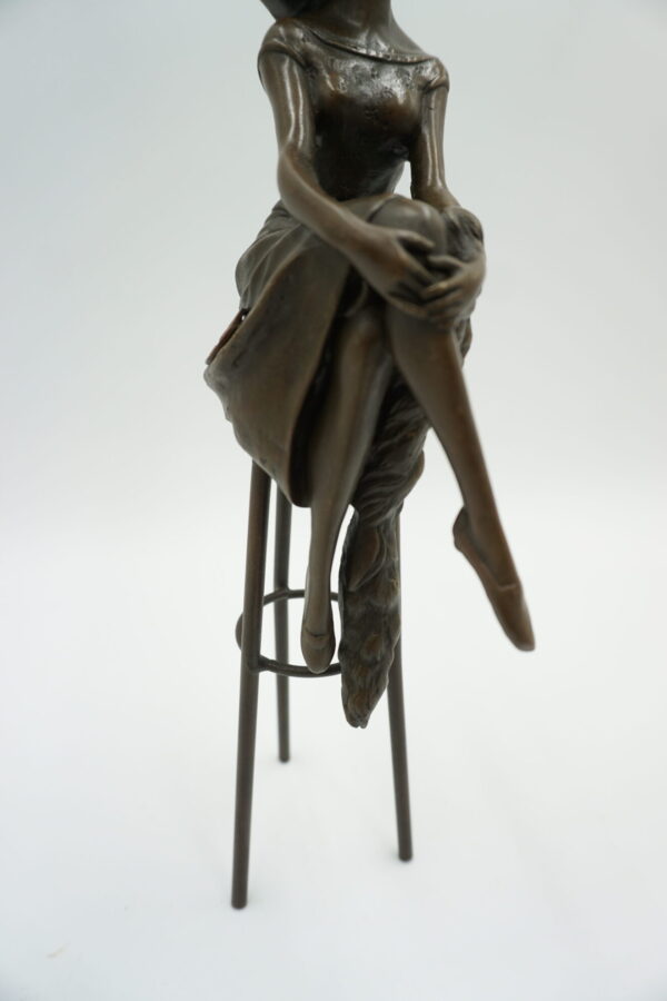 FIGURA Z BRĄZU KOBIETA NA KRZEŚLE BAROWYM