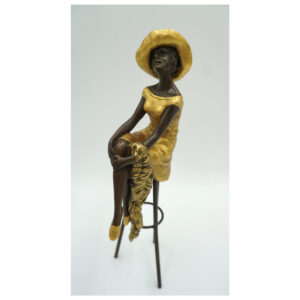 FIGURA Z BRĄZU KOBIETA NA KRZEŚLE BAROWYM KOLOROWA