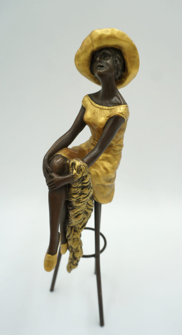 FIGURA Z BRĄZU KOBIETA NA KRZEŚLE BAROWYM KOLOROWA