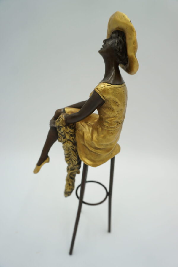 FIGURA Z BRĄZU KOBIETA NA KRZEŚLE BAROWYM KOLOROWA