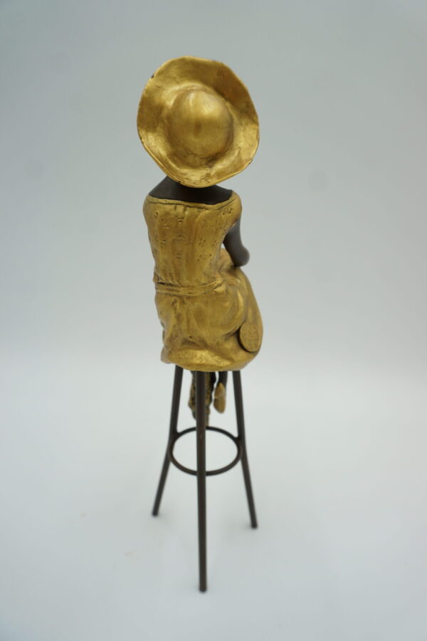 FIGURA Z BRĄZU KOBIETA NA KRZEŚLE BAROWYM KOLOROWA