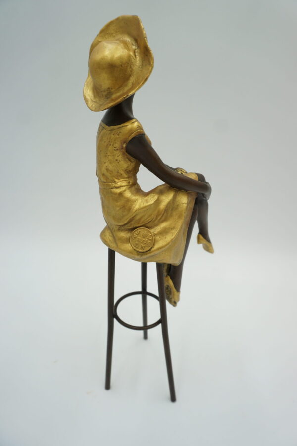 FIGURA Z BRĄZU KOBIETA NA KRZEŚLE BAROWYM KOLOROWA