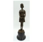 FIGURA Z BRĄZU KOBIETA W PIŻAMIE