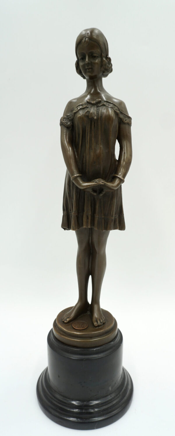 FIGURA Z BRĄZU KOBIETA W PIŻAMIE