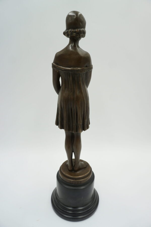 FIGURA Z BRĄZU KOBIETA W PIŻAMIE