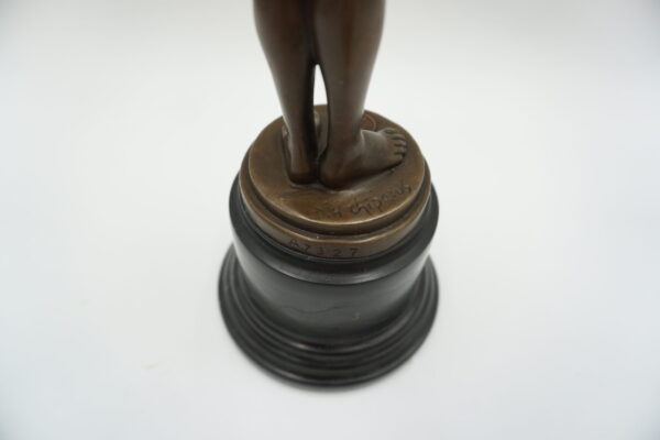 FIGURA Z BRĄZU KOBIETA W PIŻAMIE