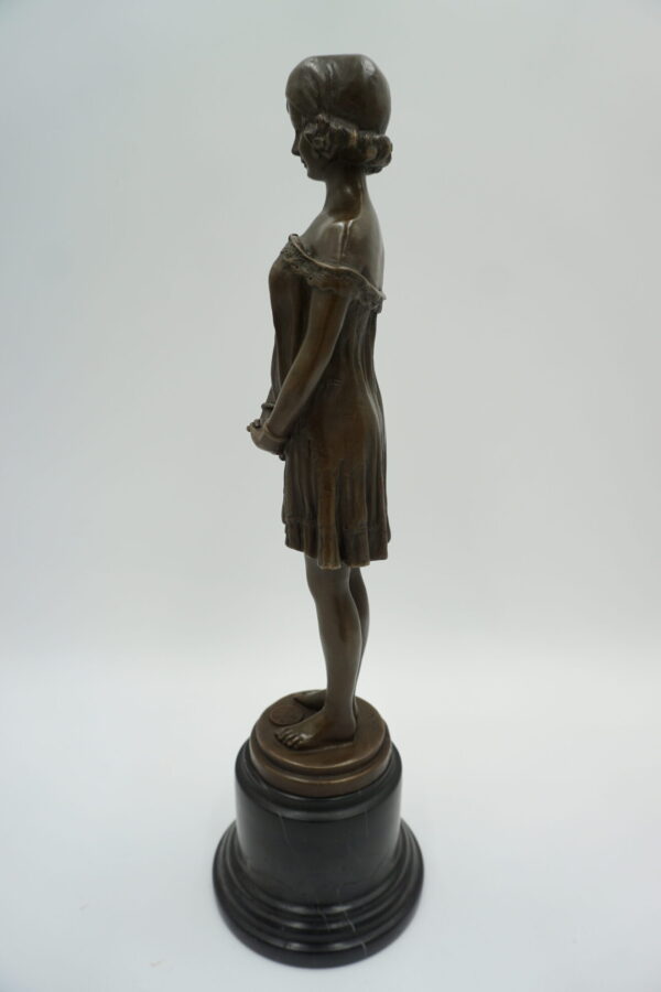 FIGURA Z BRĄZU KOBIETA W PIŻAMIE