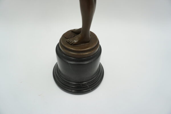 FIGURA Z BRĄZU KOBIETA W PIŻAMIE