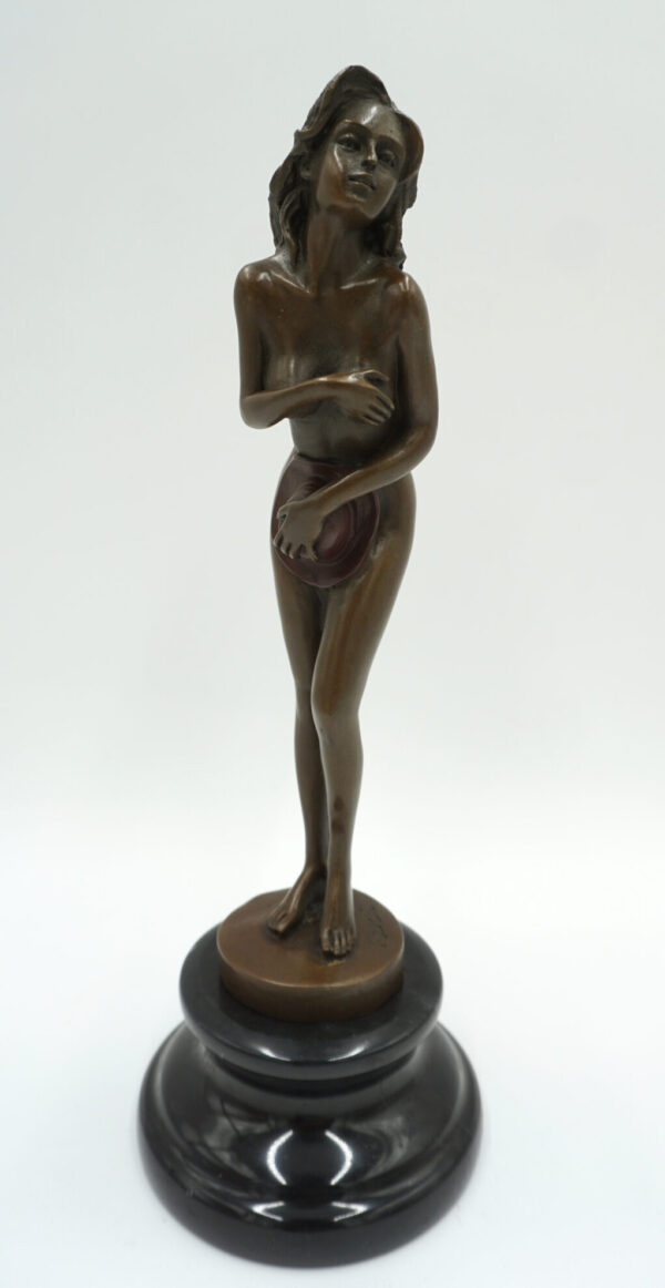 FIGURA Z BRĄZU AKT NAGA KOBIETA Z KAPELUSZEM