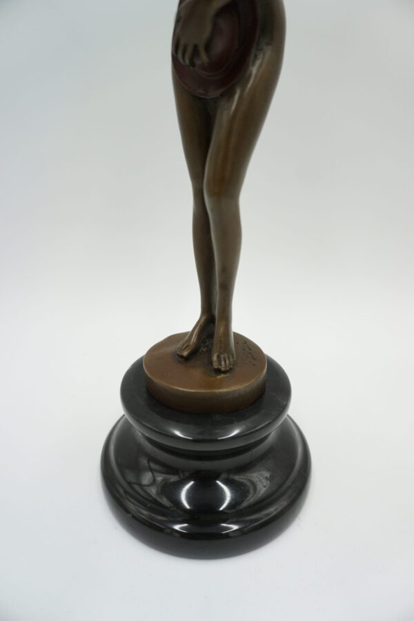 FIGURA Z BRĄZU AKT NAGA KOBIETA Z KAPELUSZEM