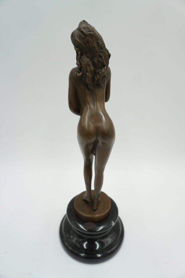 FIGURA Z BRĄZU AKT NAGA KOBIETA Z KAPELUSZEM