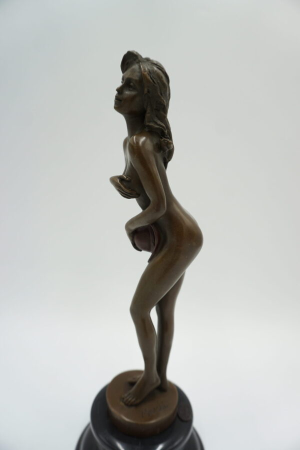 FIGURA Z BRĄZU AKT NAGA KOBIETA Z KAPELUSZEM