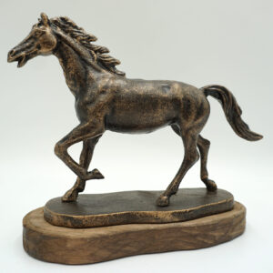 ŻELIWNY KOŃ NA DREWNIE