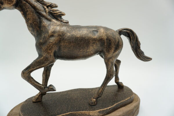 ŻELIWNY KOŃ NA DREWNIE