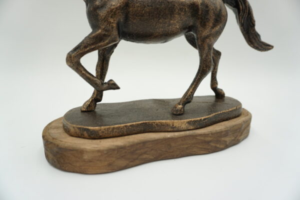 ŻELIWNY KOŃ NA DREWNIE