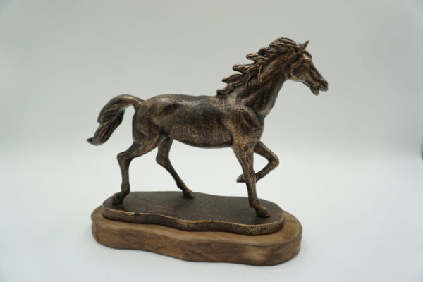 ŻELIWNY KOŃ NA DREWNIE