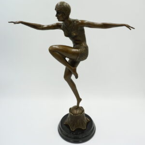 FIGURA Z BRĄZU TANCERKA CON BRIO W STOJU KĄPIELOWYM