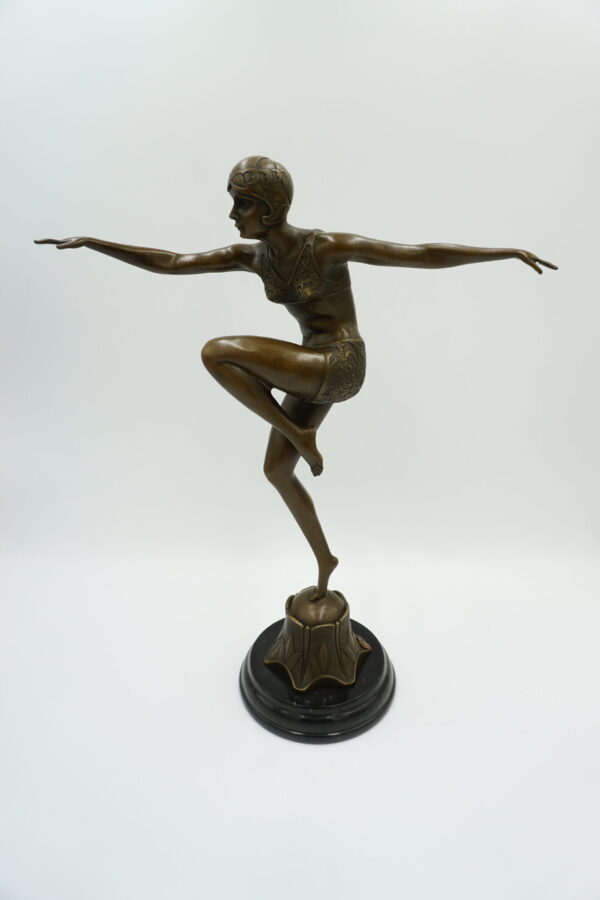 FIGURA Z BRĄZU TANCERKA CON BRIO W STOJU KĄPIELOWYM