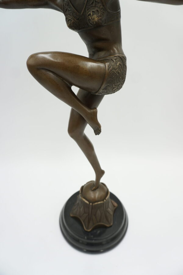 FIGURA Z BRĄZU TANCERKA CON BRIO W STOJU KĄPIELOWYM