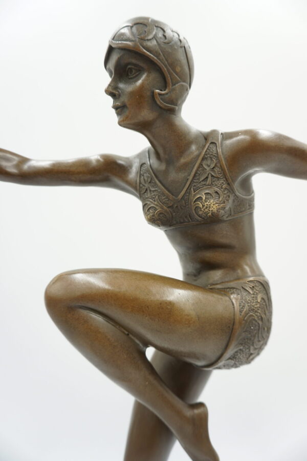 FIGURA Z BRĄZU TANCERKA CON BRIO W STOJU KĄPIELOWYM