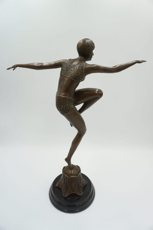 FIGURA Z BRĄZU TANCERKA CON BRIO W STOJU KĄPIELOWYM