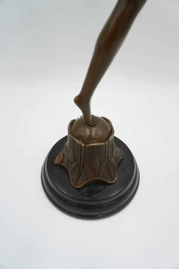 FIGURA Z BRĄZU TANCERKA CON BRIO W STOJU KĄPIELOWYM