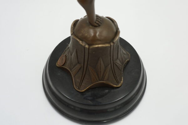 FIGURA Z BRĄZU TANCERKA CON BRIO W STOJU KĄPIELOWYM